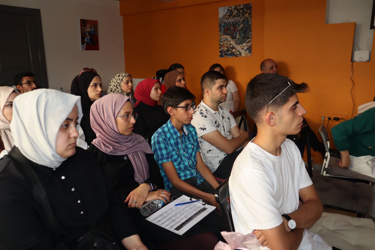 SUGDER_'s tweet photo. Türkiye Ulusal Ajansı tarafından Avrupa Dayanışma Programı kapsamında desteklenen Sosyal Uyum ve Dayanışma projemizin Ekim ayı etkinliğinde zorunlu göç ve eğitim göçü üzerine kısa filmler izleyerek karşılaştırmalı kritik yaptık. @ulusalajans https://t.co/2ZBEi3IxQl