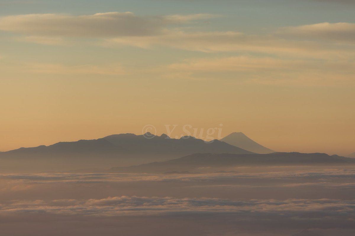 izu_naturedrive's tweet photo. 白馬岳 2日目（9月）
一枚目は月夜に照らされる劔岳＆立山三山

#nature 
#mountains 
#landscape
#photograghy 
#NaturePhotography 
#landscapephotography https://t.co/0u8T3mH7HL