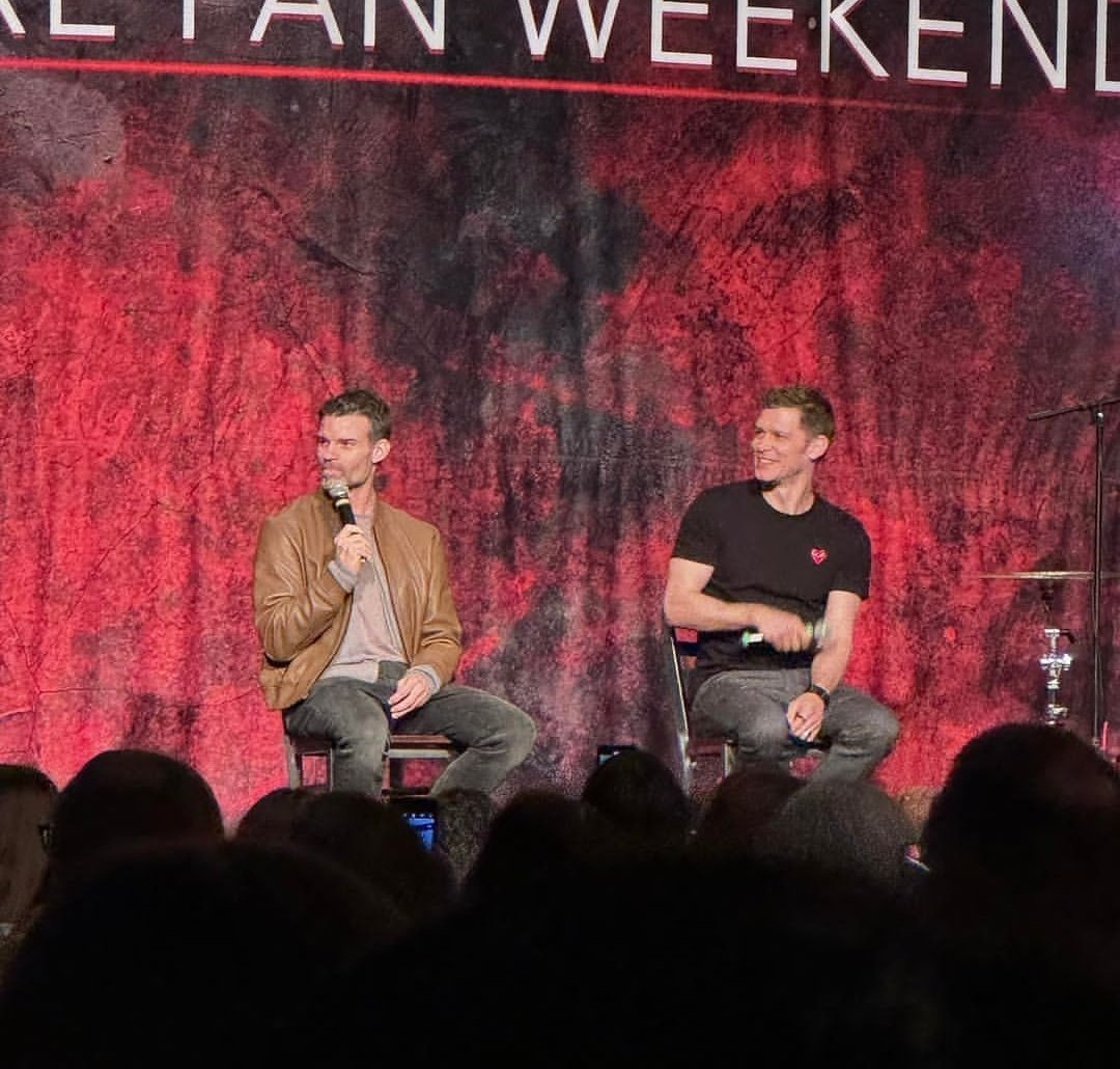 barbiehybridken's tweet photo. Joseph Morgan and Daniel Gillies were in Chicago and they appeared on stage together for an amazing panel. they are always charming!! 

#TVDChi (credit: instagram) https://t.co/lQAwIiSpOh