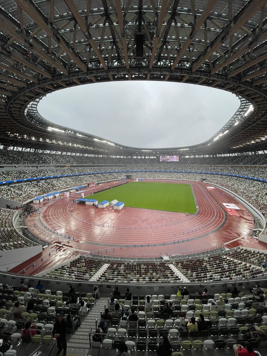 Runcnoal's tweet photo. 東京レガシーハーフから無事生還👼
安定の独りシューズ円陣👟からのスタート。
大雨だし、寒いし、景色キョロキョロ👀しすぎちゃうしで疲れちゃった。
帰りに新宿の飲み屋で隣の席のベテランナーさんに喝を入れてもらったのが今日のハイライト！ https://t.co/0SpF5u1oku