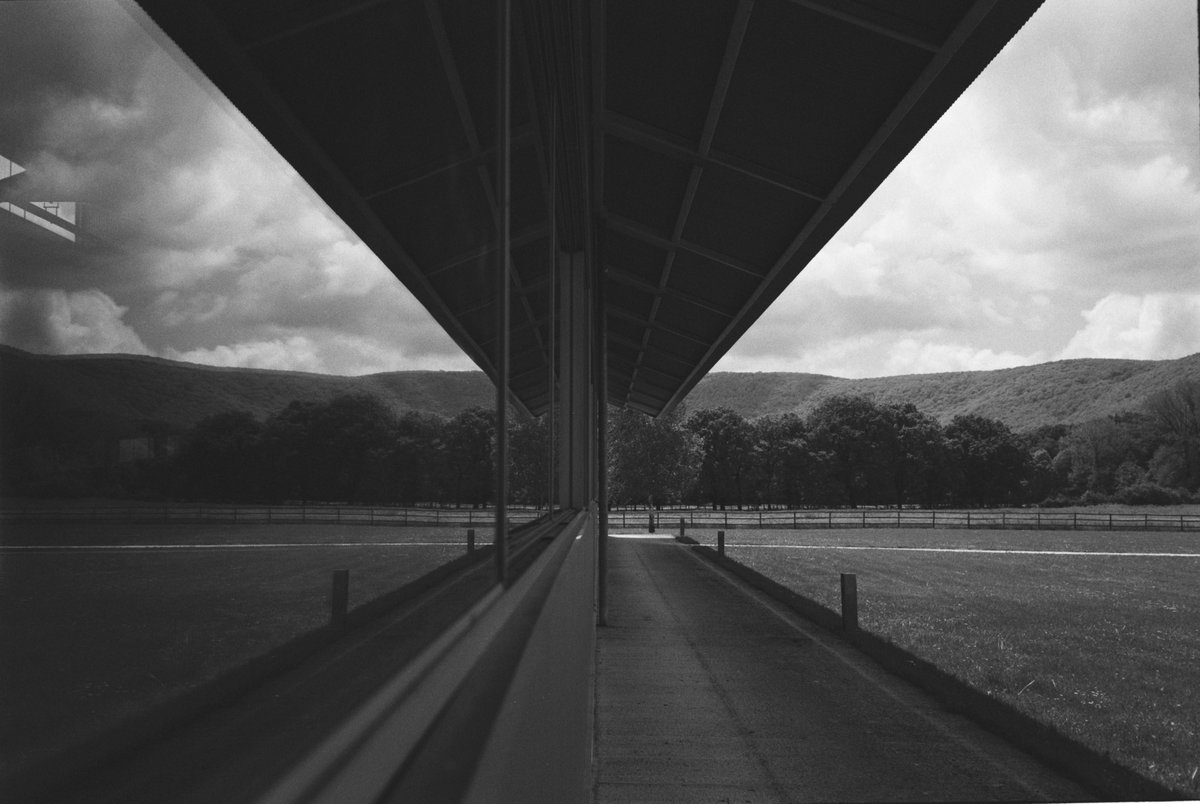 pabolec's tweet photo. Un carrete que vio la primera luz en abril y la última en agosto; se perdió en Correos en septiembre, y vuelve revelado en octubre. 

🎞️ Film Washi D
📷 Rollei 35S
🗺️ Bilbao / Ulzama / Laredo
👨🏽‍🔬 @REVELABstudio
#filmisnotdead #35mm #bnw  #analog #filmphoto

https://t.co/yzJ3RyMmME https://t.co/9lb8KBQPxi