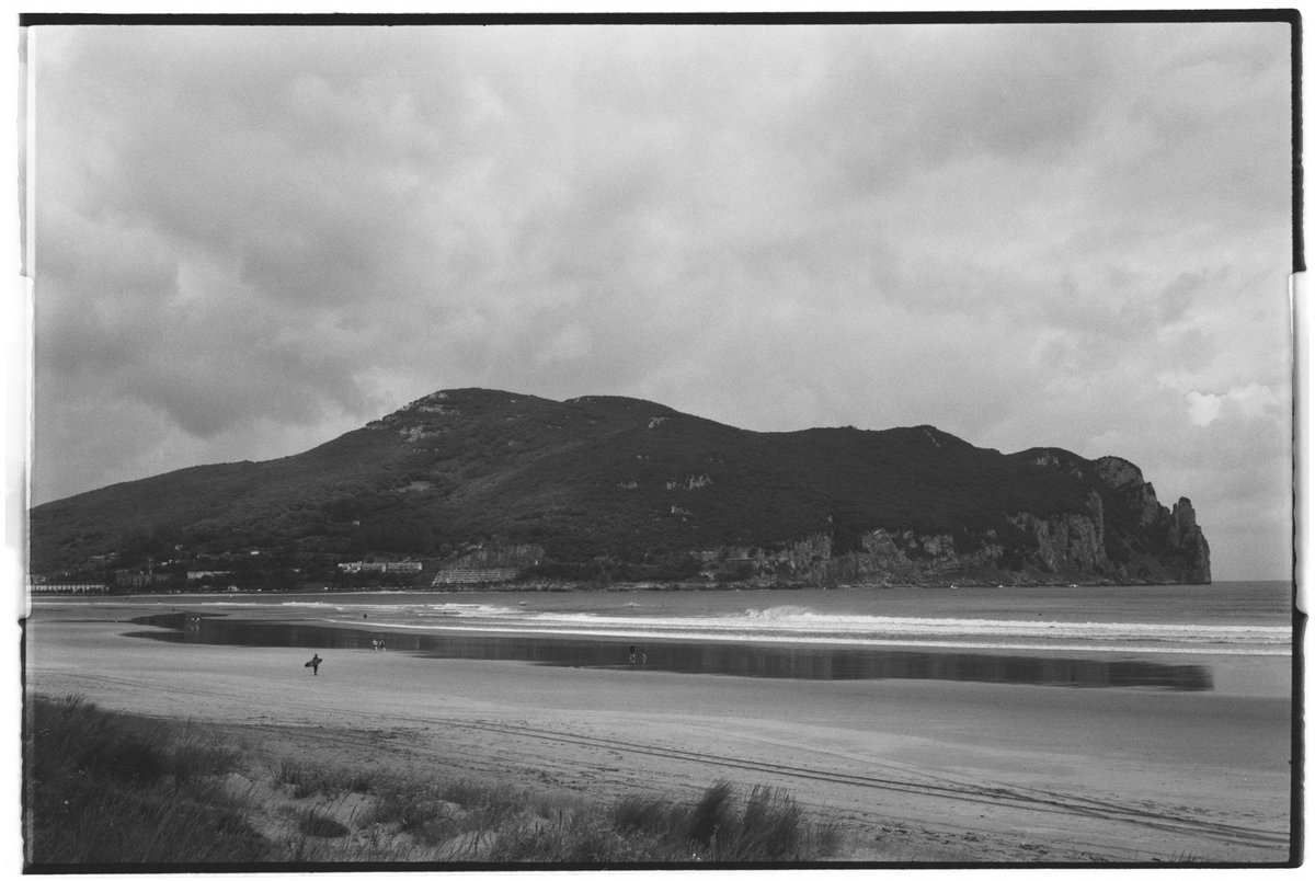 pabolec's tweet photo. Un carrete que vio la primera luz en abril y la última en agosto; se perdió en Correos en septiembre, y vuelve revelado en octubre. 

🎞️ Film Washi D
📷 Rollei 35S
🗺️ Bilbao / Ulzama / Laredo
👨🏽‍🔬 @REVELABstudio
#filmisnotdead #35mm #bnw  #analog #filmphoto

https://t.co/yzJ3RyMmME https://t.co/9lb8KBQPxi