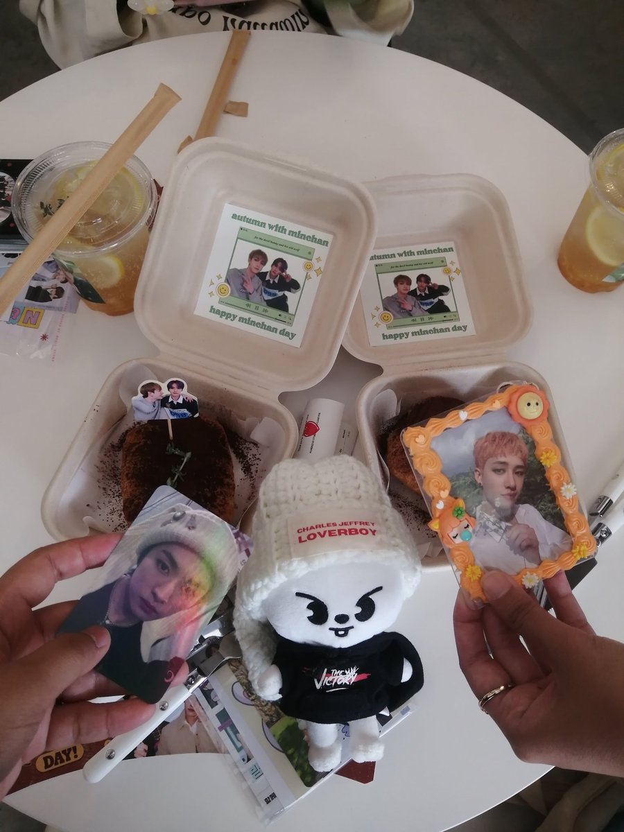 _ayunicorn_'s tweet photo. Celebrating Minchan day♡

Nice to meet you^^ @rfiedaa_

#AutumnWithMC https://t.co/jCd82fkCZd