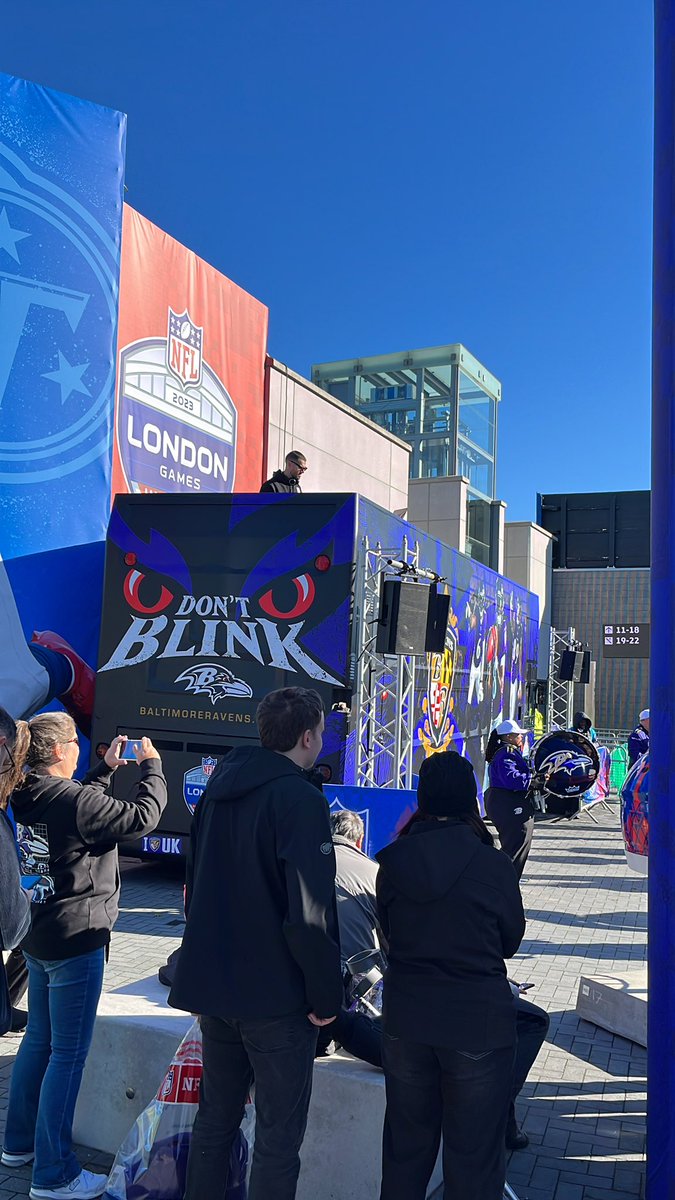 ATENCION! 
Estamos en la esquina sur-oeste del estadio, donde la tienda, repartiendo regalos de Ravens!

Junto a la fanzone de Ravens