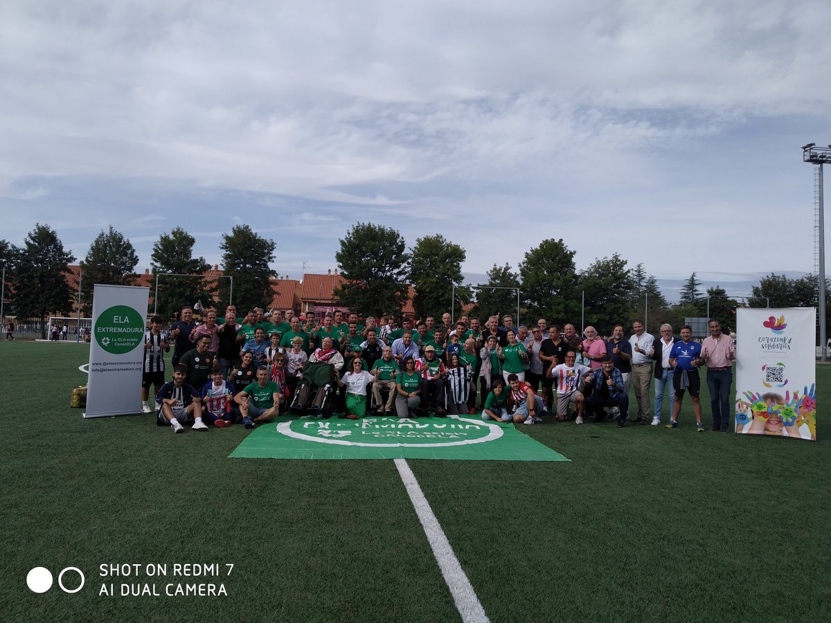 Fotos de familia de @VeteranosCDB y @AtletiLeyendas con los enfermos de ELA @ela_extremadura.