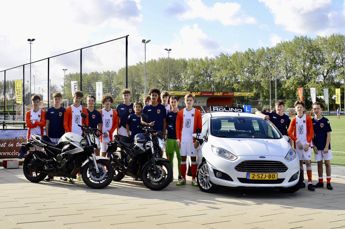 vvAlblasserdam's tweet photo. Zaterdag 14-10 ontving de JO16-1 nieuwe inloopshirts. De inloopshirts zijn beschikbaar gesteld door Verkeersschool RoLiNo uit Alblasserdam.

Langs deze weg veel dank aan Verkeersschool RoLiNo! https://t.co/pBoVNs40SD