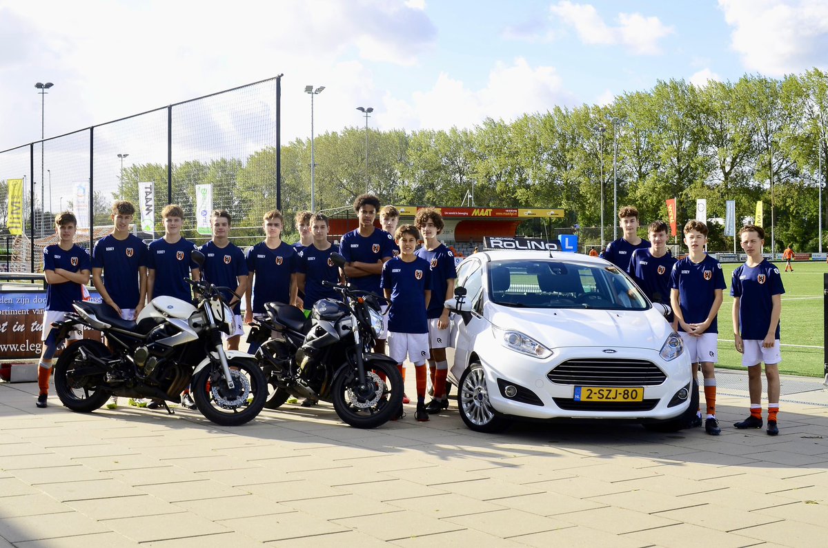 vvAlblasserdam's tweet photo. Zaterdag 14-10 ontving de JO16-1 nieuwe inloopshirts. De inloopshirts zijn beschikbaar gesteld door Verkeersschool RoLiNo uit Alblasserdam.

Langs deze weg veel dank aan Verkeersschool RoLiNo! https://t.co/pBoVNs40SD