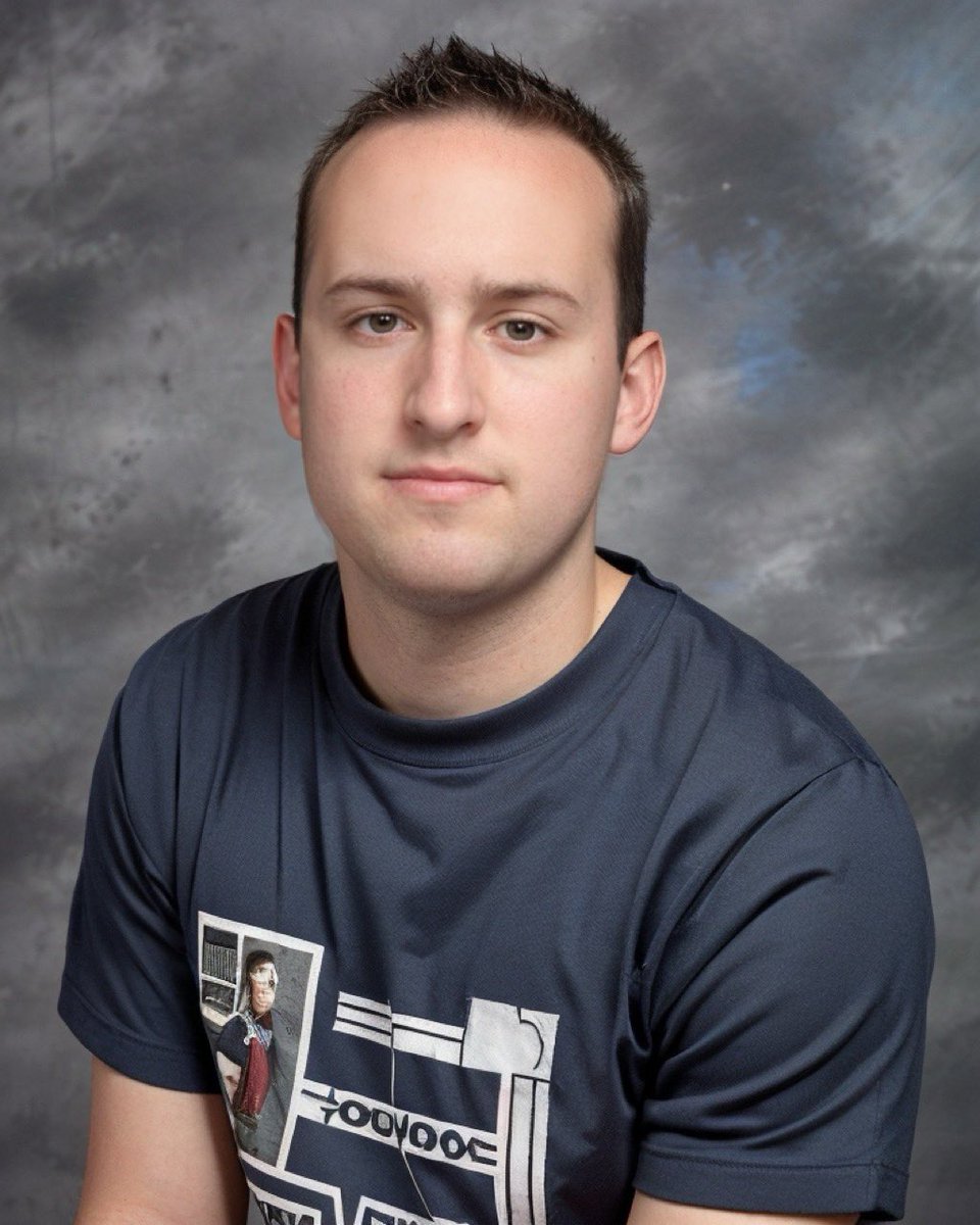 So dann mach ich auch mal den Trend auch mal mit irgendwie ist es schon sehr sehr lustig  #90syearbook #shooloutfits #YearBook #yearbooktrend #fake #schüler #funny #lol