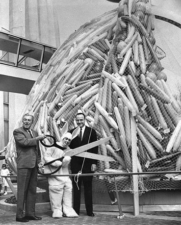 #WaltDisney and Arjay Miller of the #Ford Motor Company prepare to cut a balloon filled net at the #NewYorkWorldsFair. The balloons carried fair admission tickets. 🤓 April 1965. #Disney