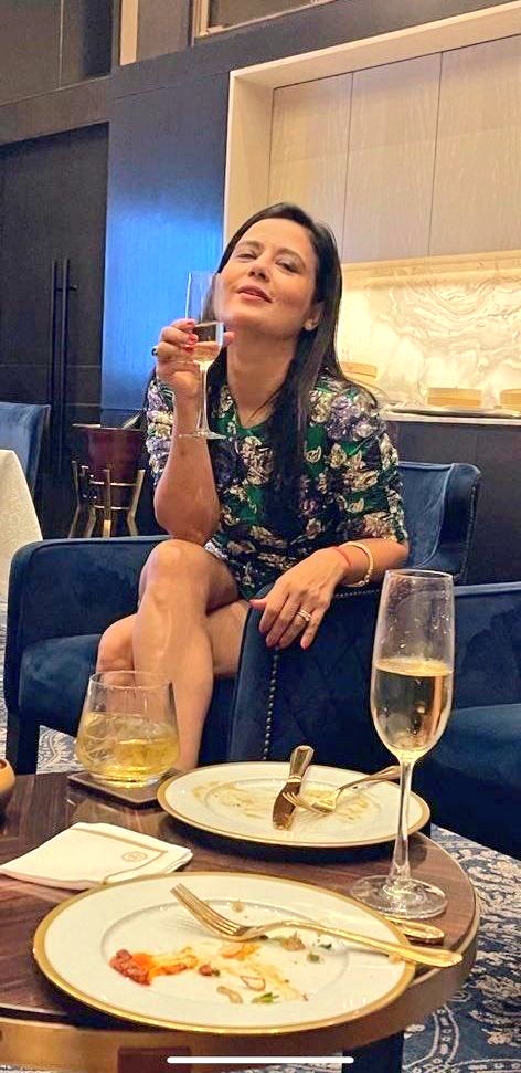 NewsSquare4's tweet photo. What's so wrong in these pics of Mahua Moitra! It actually resonates with TMC's slogan - Ma, Mati, Manush - with just a little tweaks. Ma-al (drinks), Mati (tobacco is grown on soil) &amp; Manush (Man-hus). And STOP trending #HaramiMahua you uncultured people. https://t.co/gaZiew8aVa