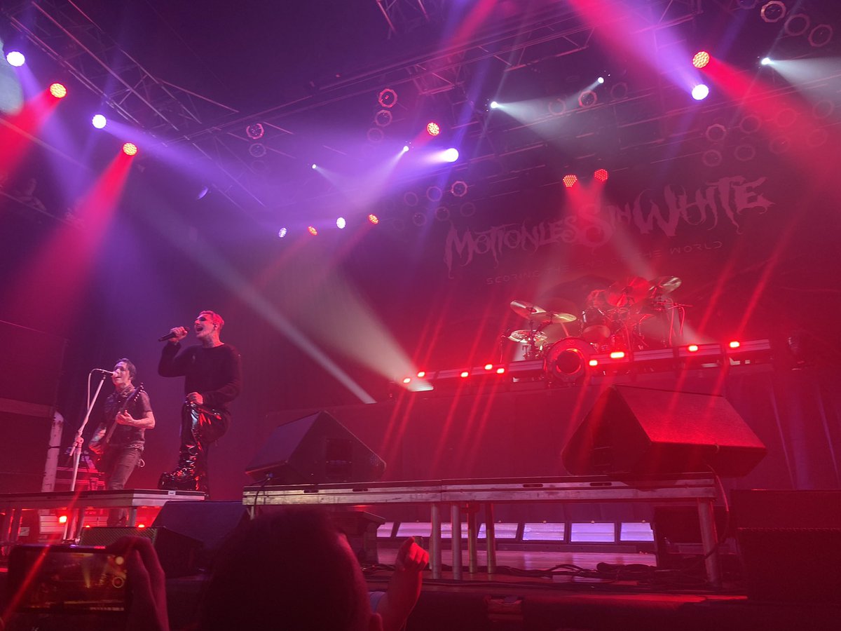 J_Mackenzie2's tweet photo. So dope seeing @ChrisMotionless @MIWband at HOB in MB last night. I saw y’all 11.5 years ago in Charleston as an opener. Y’all killed it 🖤 https://t.co/GTIBOom9fN