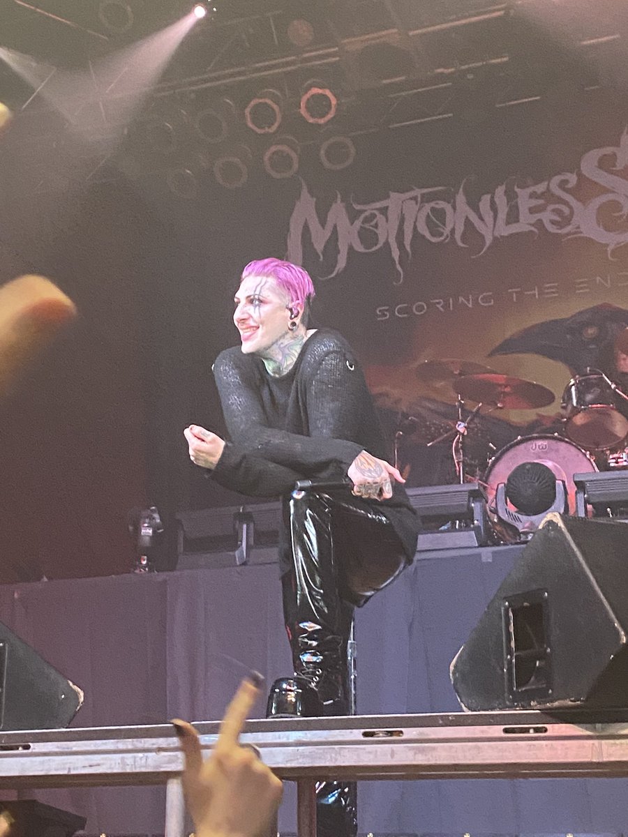 J_Mackenzie2's tweet photo. So dope seeing @ChrisMotionless @MIWband at HOB in MB last night. I saw y’all 11.5 years ago in Charleston as an opener. Y’all killed it 🖤 https://t.co/GTIBOom9fN