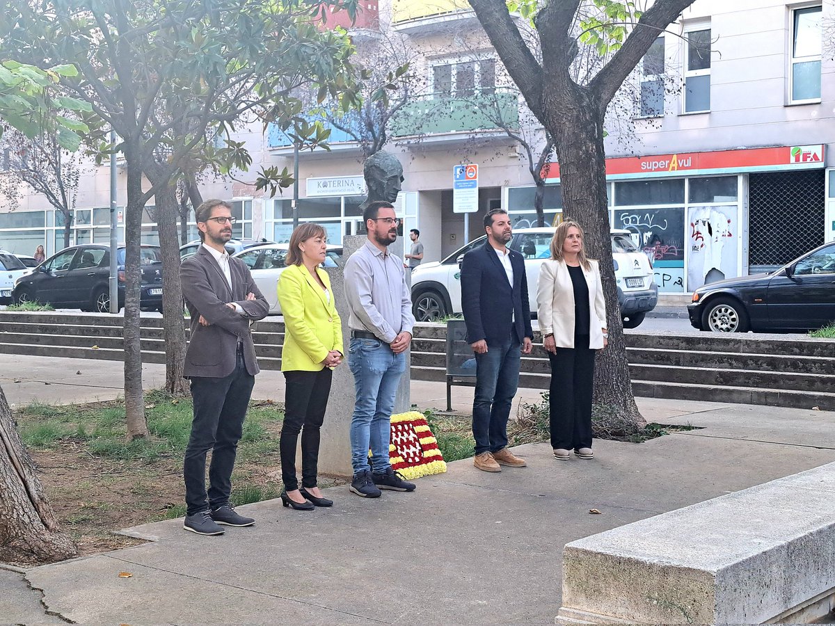 melibarberor's tweet photo. A la commemoració del 83è  aniversari de l'afusellament del president Lluís Companys a mans del règim franquista. Una figura que ens empeny a seguir treballant per aconseguir la  #repúblicacatalana .
@MESCGironines 
@MovEsquerresCat https://t.co/DiW034NdRB