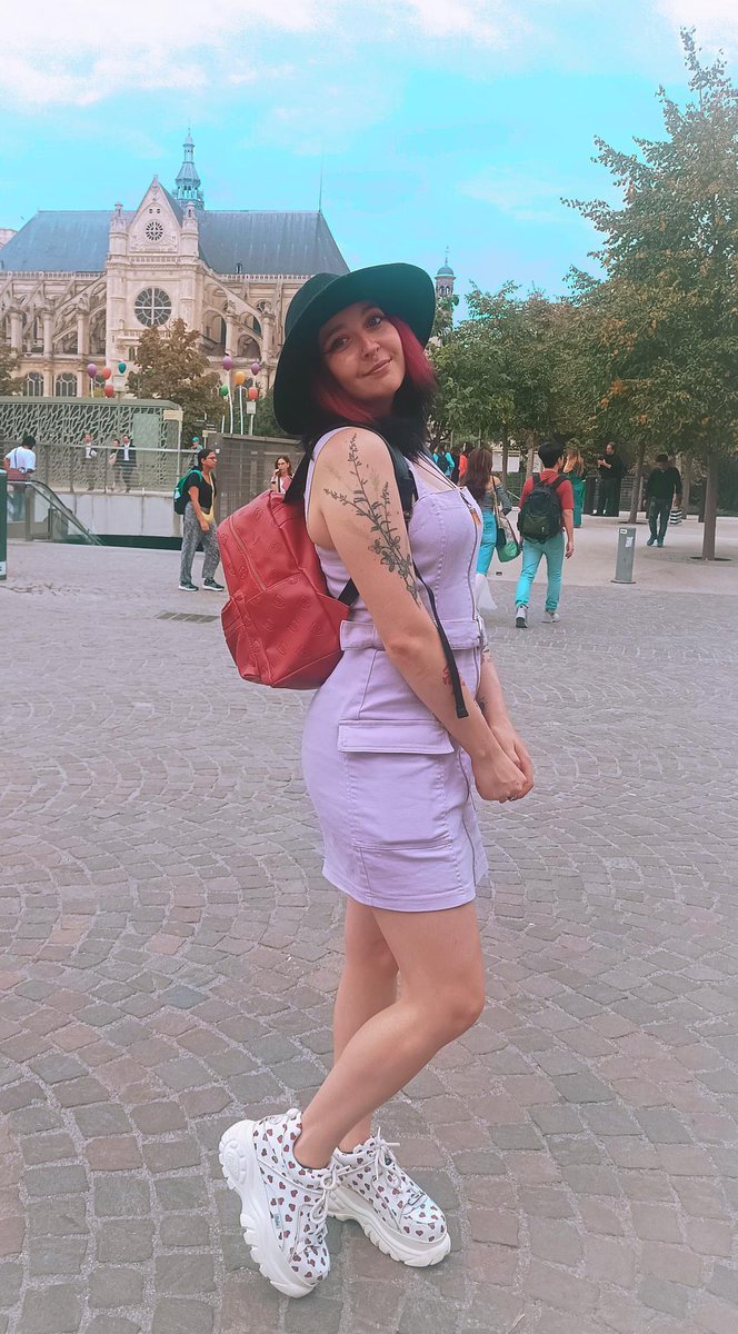 Norcadeine's tweet photo. Bonjour et bon dimanche les p'tits potes 🦇
(en mode touriste à Paris) https://t.co/lM3Tp9v0xd