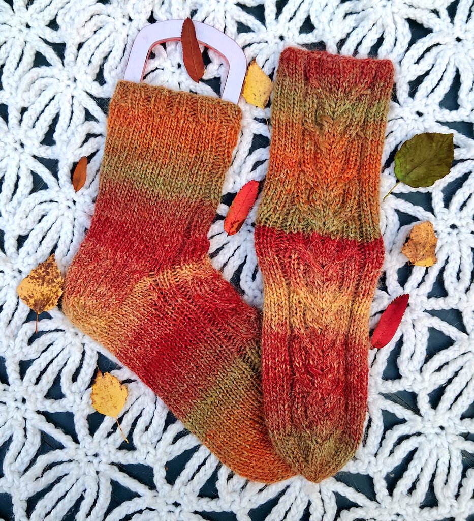 KirsiOjanpera's tweet photo. Syystuuli (autumn wind) socks

I really like how this Runo yarns colours gives autumn like vibe.

Syystuuli-sukat
Runo langan sävyt tuo ihanat syksyiset fiilikset. 

#niinalaitinen #novitaknits #villasukat #palmikkosukat #xnneulojat #woolsocks #knittingx #knitting #cablesocks https://t.co/IivKc0yFKa
