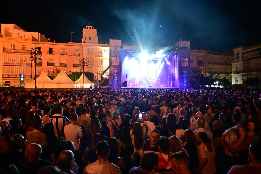 Cadiz_es's tweet photo. 📸 Las imágenes de #Chambao este sábado en #VientoFest #Cádiz https://t.co/nTBgFSdWlz
