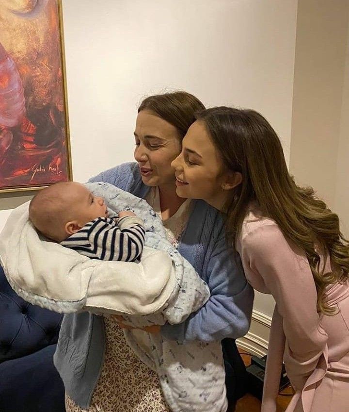 zeynevizade's tweet photo. öz annesi olsa bu kadar benzer diyorum https://t.co/pzR4fLd9Uj