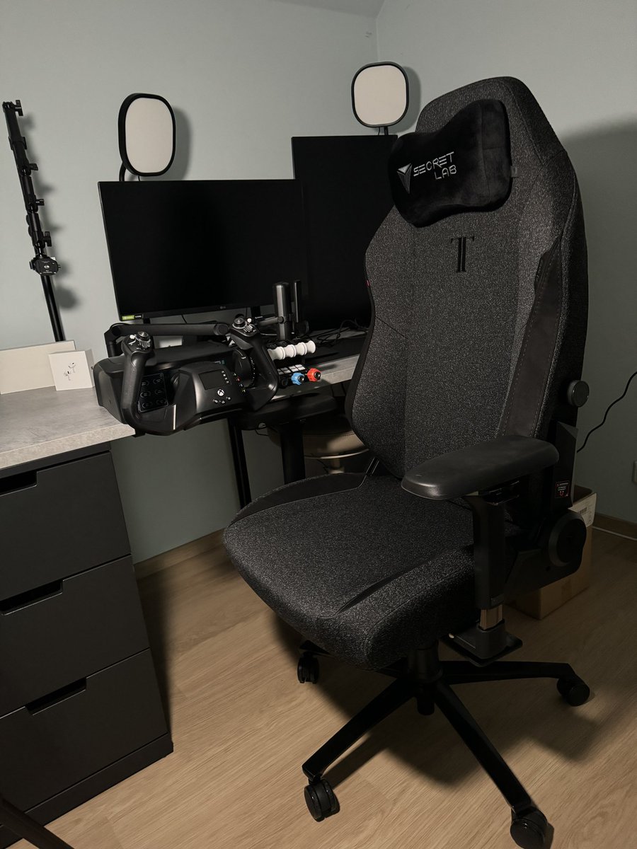 Krisvv's tweet photo. Beste bureaustoel dat ik tot nu toe heb gehad! #Secretlab https://t.co/X5guyxb7vW