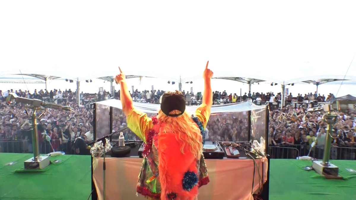 bobfes_official's tweet photo. 【#BOSF23 振り返り】
続いてはDJ KOO💿 @DJKOO_official
懐かしのあの曲からトレンドの曲まで、老若男女全員が盛り上がる最高の時間でした✨
もちろんTRFの「EZ DO DANCE」も💃
日が暮れるにつれて、ステージのライティングも映えてきました🌆
肌寒くなる時間ですが、会場の熱気はまだまだ上がります!
▼アフタームービー📽️クラファンは今日まで!
https://t.co/24GeEp2qI8