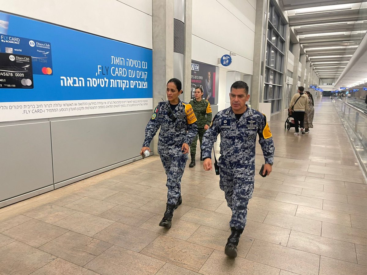 SRE_mx's tweet photo. 📸 En el Aeropuerto Internacional Ben Gurión, la tripulación de los dos aviones de la Fuerza Aérea Mexicana de la @SEDENAmx, coordinados con apoyo de la @SRE_mx y @EmbaMexIsr, concluyó con éxito el abordaje de 158 connacionales que utilizan el puente aéreo entre Tel Aviv y Madrid. 

Ambas aeronaves están en vuelo y aterrizarán en Madrid, para ser recibidas por el Emb. @QuirinoOC de @EmbaMexEsp. 

La primera aeronave despegó a las 2:46 AM, hora de CDMX, mientras que la segunda lo hizo a las 3:15 AM, desde Tel Aviv.

🇲🇽🤝🌎
#DiplomaciaCercaDeTi
#DiplomaciaContundente