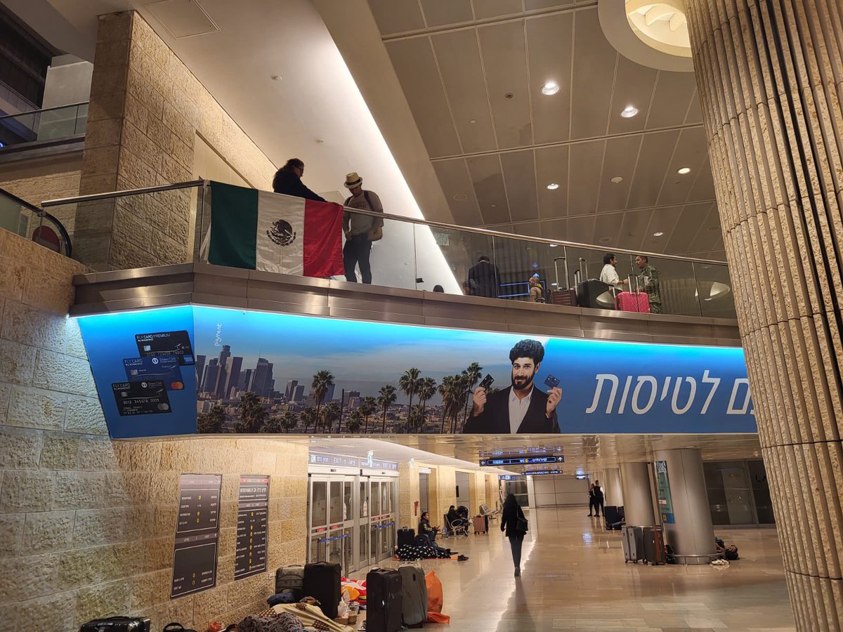 📸 En el Aeropuerto Internacional Ben Gurión, la tripulación de los dos aviones de la Fuerza Aérea Mexicana de la @SEDENAmx, coordinados con apoyo de la <a href="/SRE_mx/">Relaciones Exteriores</a> y <a href="/EmbaMexIsr/">Embamex Israel</a>, concluyó con éxito el abordaje de 158 connacionales que utilizan el puente aéreo entre Tel Aviv y