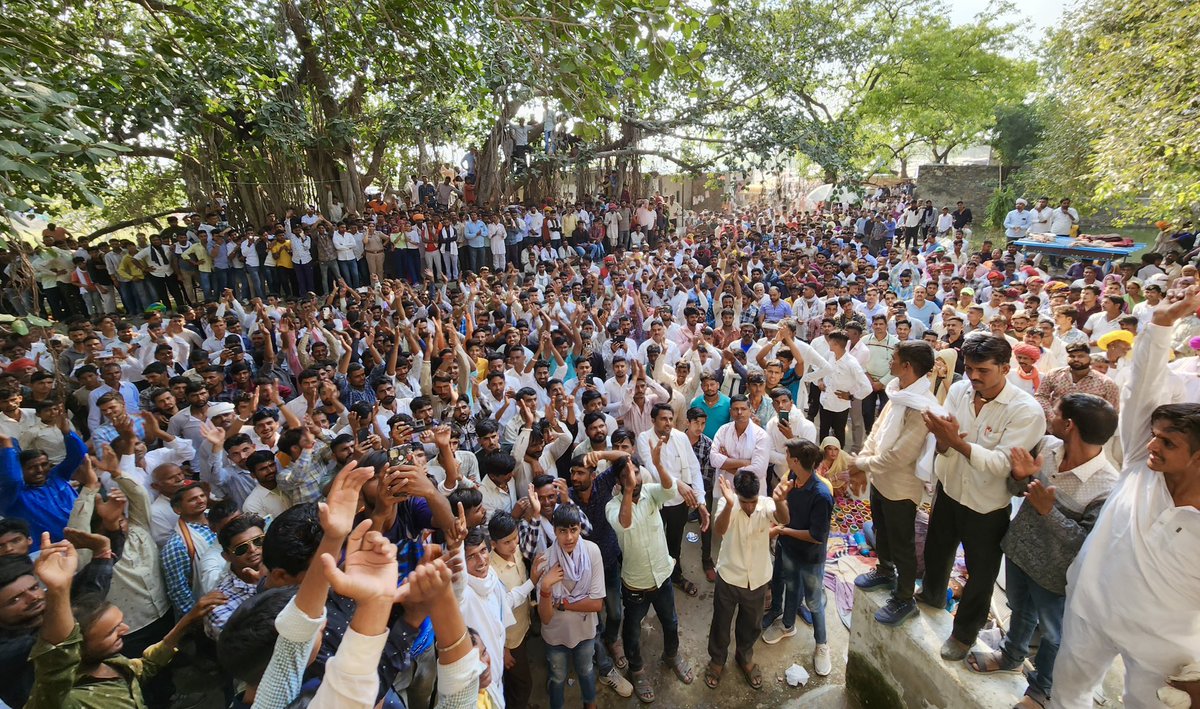 DrVikasAjmer's tweet photo. डबरेला पहुँचकर दुधाधारी बाबा के दर्शन कर आशीर्वाद लिया। इतनी बड़ी संख्या में उपस्थित जन-बल ने मुझे गले लगाकार मेरा आत्मविश्वास बढ़ाया। आइए, अन्याय के ख़िलाफ़ इस लड़ाई को स्वाभिमान के साथ एकजुटता से लड़ें।
#किशनगढ़ 🙏 https://t.co/TfCihjZlUq