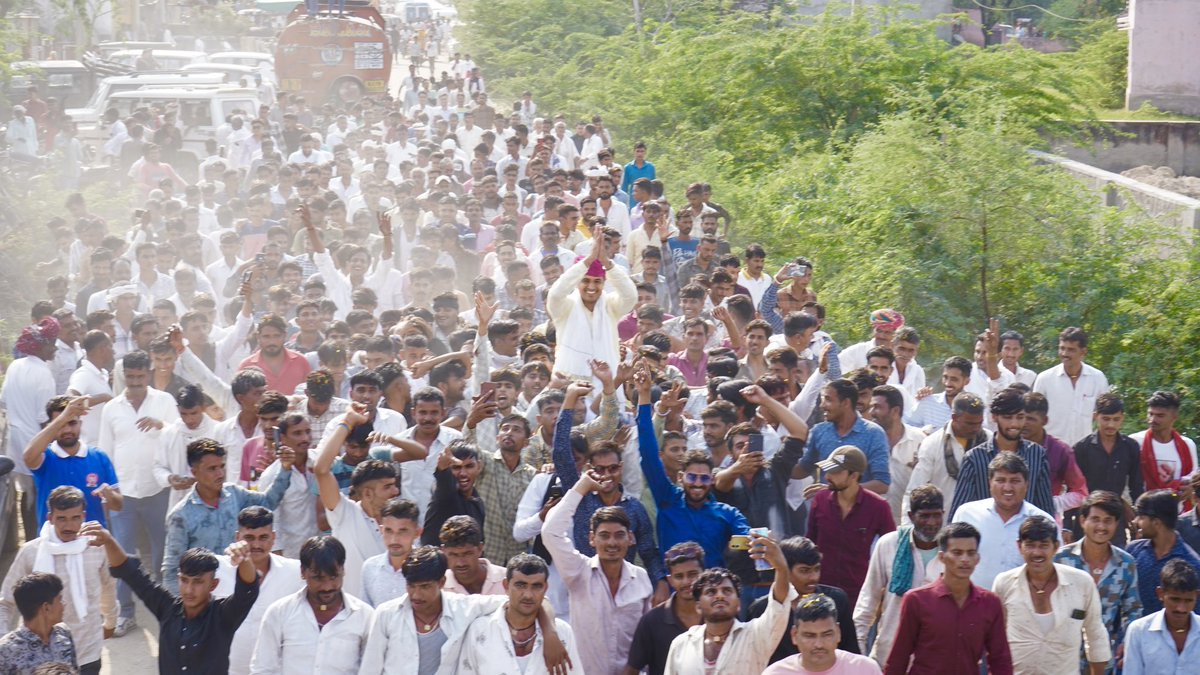 DrVikasAjmer's tweet photo. डबरेला पहुँचकर दुधाधारी बाबा के दर्शन कर आशीर्वाद लिया। इतनी बड़ी संख्या में उपस्थित जन-बल ने मुझे गले लगाकार मेरा आत्मविश्वास बढ़ाया। आइए, अन्याय के ख़िलाफ़ इस लड़ाई को स्वाभिमान के साथ एकजुटता से लड़ें।
#किशनगढ़ 🙏 https://t.co/TfCihjZlUq