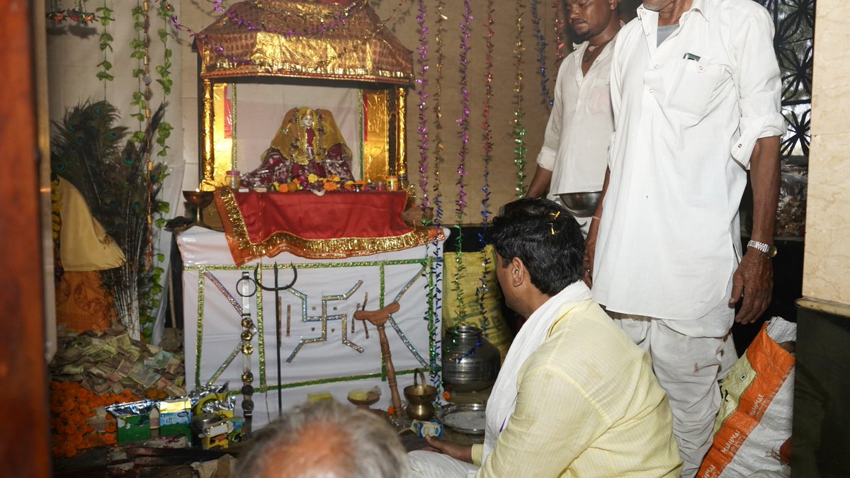 DrVikasAjmer's tweet photo. डबरेला पहुँचकर दुधाधारी बाबा के दर्शन कर आशीर्वाद लिया। इतनी बड़ी संख्या में उपस्थित जन-बल ने मुझे गले लगाकार मेरा आत्मविश्वास बढ़ाया। आइए, अन्याय के ख़िलाफ़ इस लड़ाई को स्वाभिमान के साथ एकजुटता से लड़ें।
#किशनगढ़ 🙏 https://t.co/TfCihjZlUq