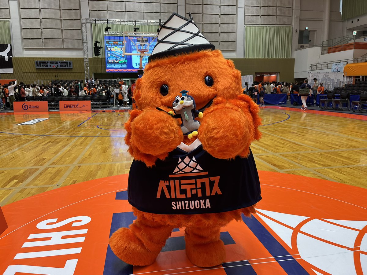 itec__official's tweet photo. やったーーーー‼️2連勝✨
GAME2終盤は相手の追い上げもありましたが逃げ切って勝利🏀💪
2日間ブースターの皆様と一緒にGAMEDAY partner として #アイ・テック も #アイテク先生 と一生懸命応援させていただいたのでとても嬉しいです☺️📣
最後に #ベルティ と一緒に記念撮影もさせていただきました📷 https://t.co/VQeBcrlZFz