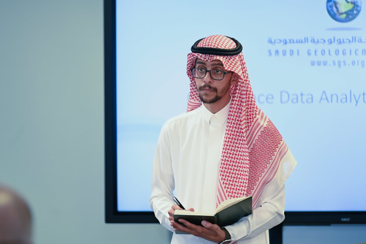 KFUPM's tweet photo. زار الجامعة وفد من هيئة المساحة الجيولوجية @sgsorgsa والتقى مع كلية هندسة البترول وعلوم الأرض وقسم علوم الحاسب الآلي والمعلومات والمركز البحثي المشترك مع @SDAIA_SA للذكاء الاصطناعي لمناقشة سبل التعاون في مشروع الهيئة الطموح لبناء مركز الذكاء الاصطناعي وتحليل البيانات الجيولوجية.

وخلال جولته اطلع الوفد على مشروعات تطبيقات الذكاء الاصطناعي في علوم الأرض القائمة في الجامعة، وبعض المعامل المتقدمة في كلية هندسة البترول وعلوم الأرض

#KFUPM