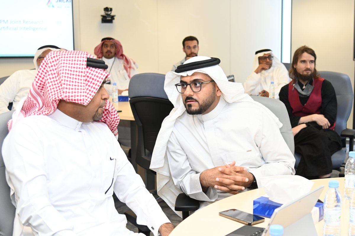KFUPM's tweet photo. زار الجامعة وفد من هيئة المساحة الجيولوجية @sgsorgsa والتقى مع كلية هندسة البترول وعلوم الأرض وقسم علوم الحاسب الآلي والمعلومات والمركز البحثي المشترك مع @SDAIA_SA للذكاء الاصطناعي لمناقشة سبل التعاون في مشروع الهيئة الطموح لبناء مركز الذكاء الاصطناعي وتحليل البيانات الجيولوجية.

وخلال جولته اطلع الوفد على مشروعات تطبيقات الذكاء الاصطناعي في علوم الأرض القائمة في الجامعة، وبعض المعامل المتقدمة في كلية هندسة البترول وعلوم الأرض

#KFUPM