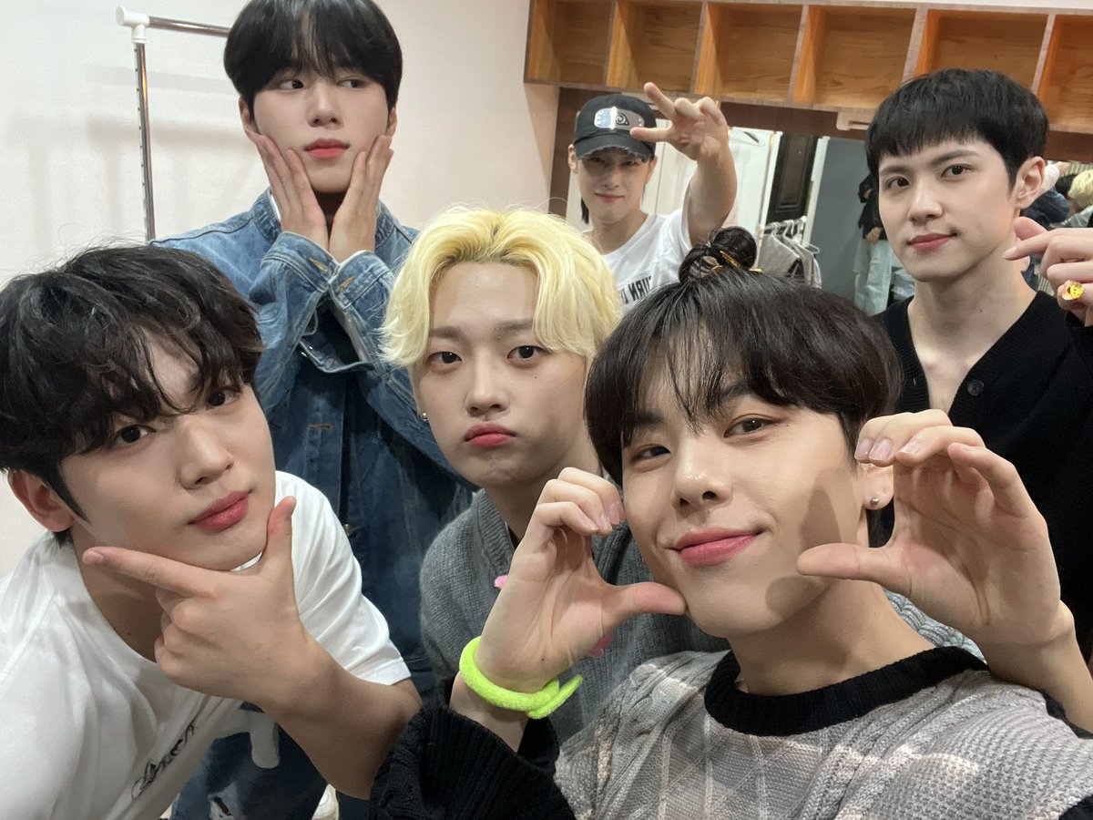 WEi__Official's tweet photo. 아쉬운 마지막 팬사인회에 감동의 눈물을 참을 수 없던 위아이🩵
루아이가 함께 질주해주었기에 마지막까지 행복한 시간이었답니다💙
루아잉 감사합니다💜

#위아이 #WEi 
#Eternally #질주 #OVERDRIVE https://t.co/AkhOjuNUN0