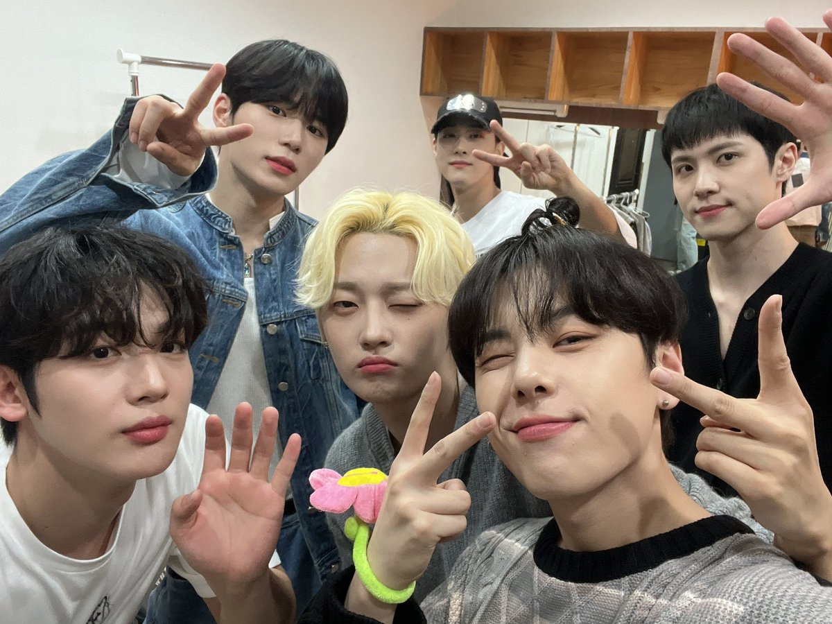WEi__Official's tweet photo. 아쉬운 마지막 팬사인회에 감동의 눈물을 참을 수 없던 위아이🩵
루아이가 함께 질주해주었기에 마지막까지 행복한 시간이었답니다💙
루아잉 감사합니다💜

#위아이 #WEi 
#Eternally #질주 #OVERDRIVE https://t.co/AkhOjuNUN0