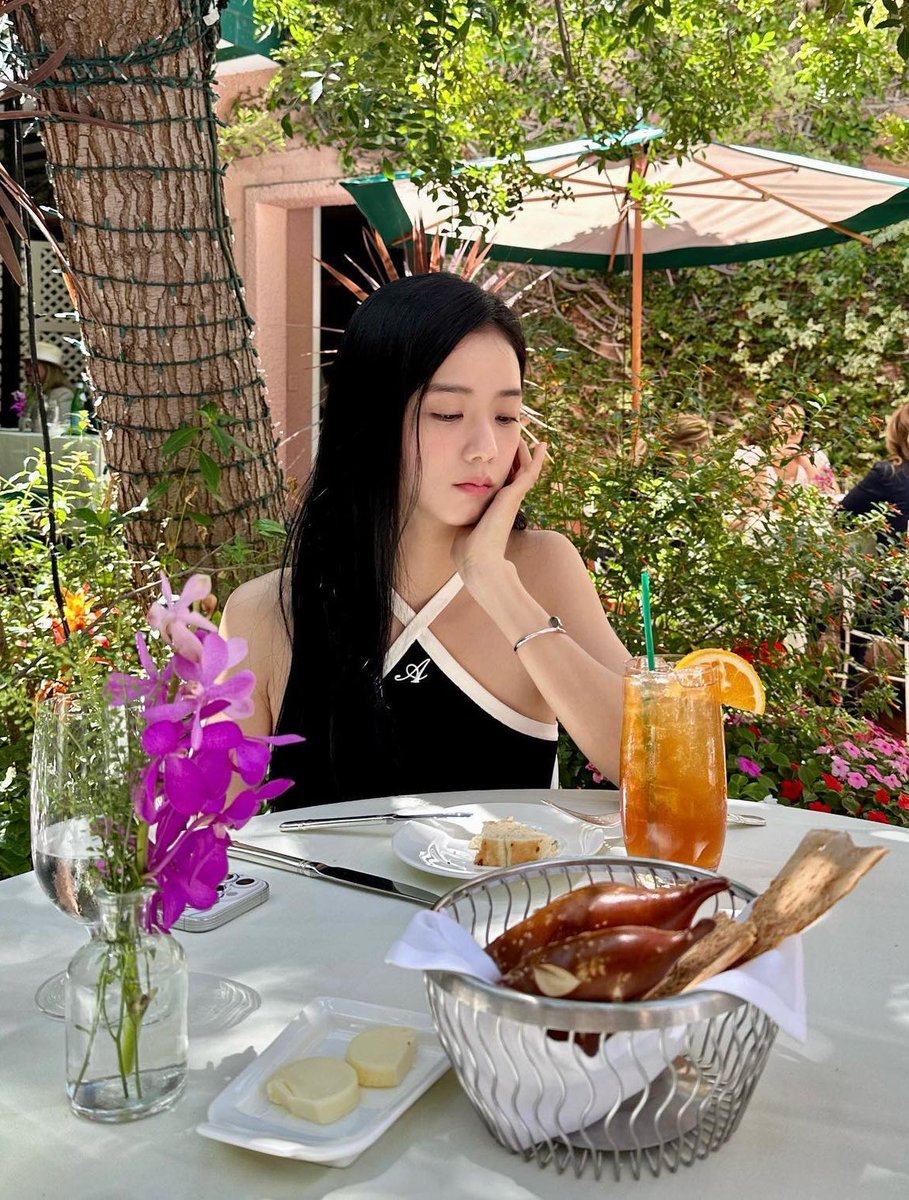jisoospic's tweet photo. a date with kim jisoo https://t.co/4T2TcP2mkX