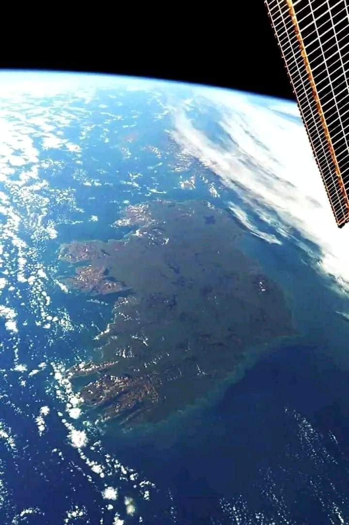 This crystal-clear photograph shows the Emerald Isle from 400 km above the Earth’s surface.

The island can be seen nestled between the Irish sea to the East and the Atlantic ocean to the West.

Image Credit: Tim Peake ESA

#ISS #NASA #esa #ireland