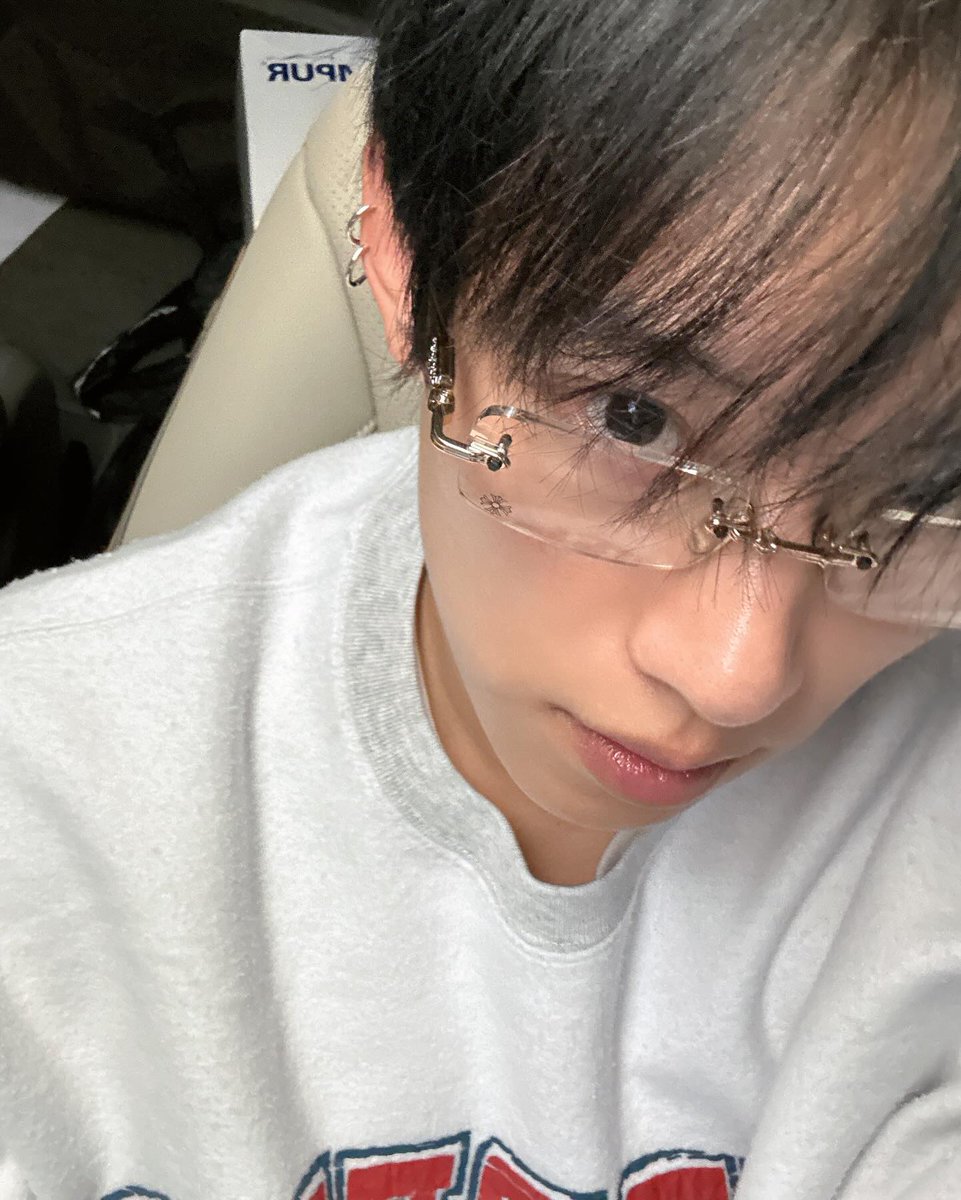 FeoLo91's tweet photo. 동생한테 안경 씌운 성��            형 안경 쓴 홍경 https://t.co/jGy04ideXI