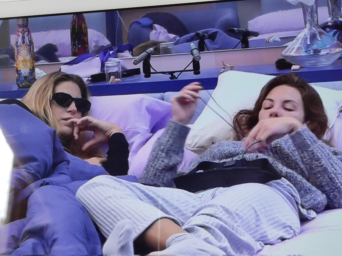 Plnc_Lydia's tweet photo. SUSANA CONTANDOLE A A JESSI QUE NO LE NOTA LA "P*LLA"" A ZEUS Y QUE NO SABE QUE TAMAÑO TENDRÁ.... #GHVIP15O #GHVIP15 https://t.co/TgAFzUb6q1