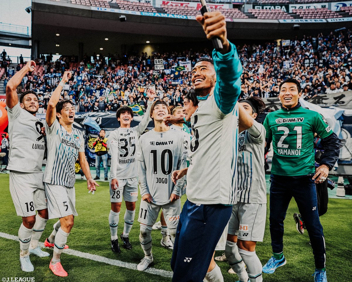 J_League's tweet photo. ２連勝でアビスパ福岡が初の決勝進出を決める🐝🙌

#ルヴァンカップ
@AvispaF https://t.co/emdwu1YTZR