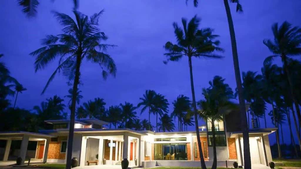 jomtravel_'s tweet photo. Jika korang cari villa untuk family gathering boleh plan stay dekat sini. Boleh sewa satu villa terus sebab muat sehingga 20 guest. Ada swimming pool, 7 bilik dan 4 bilik air. 🏡

📍Villa Kuchinta, Kuantan, Pahang https://t.co/UTCR5Rj2mk