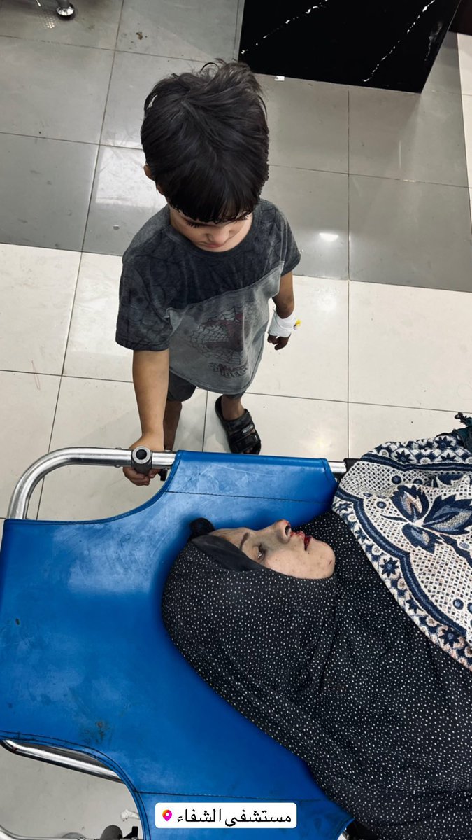 🇵🇸 #Palestine || A child stands next to his mother who was injured by an Israeli air strike in Gaza. 15.10.23 By <a href="/ahmedhijazee/">أحمد حجازي Ahmed Hijazi 𓂆</a> 

طفل يقف إلى جانب أمه المصابة في قصف للاحتلال في غزة