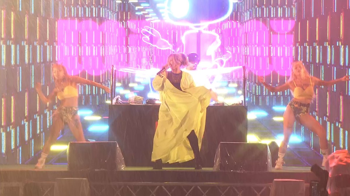 bobfes_official's tweet photo. 【#BOSF23 振り返り】
フェスのトリは…夏フェスの女王、MINMI🌻
フェスアレンジが楽しい #ヤッチャイタイ や、みんなで盛り上がるシャナナ⭐︎など、最高のパフォーマンスでした!
曲はもちろん、MINMIさんの熱い語りに心動かされた方も多かったのではないでしょうか✨
▼アフタームービー📽️クラファンは今日まで!
https://t.co/24GeEp2qI8
