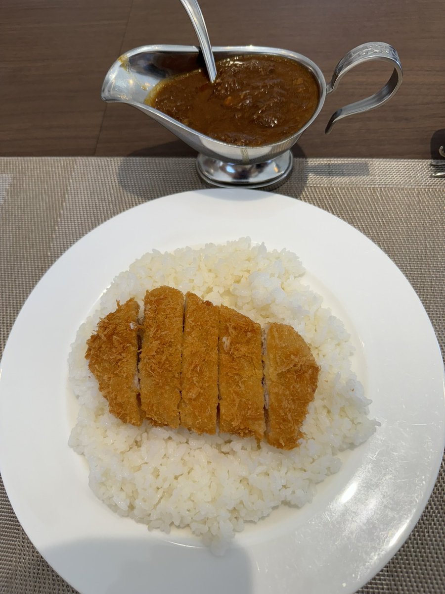 u_ki1992's tweet photo. 今日は諫早まで足を伸ばし、肥前屋タンドールさんのカツカレーセットを頂きました。
本来付いてないデザートはサービスして頂きました。
トロトロに��けた肉や野菜が旨味を出して、非常に美味しかったです！

#肥前屋たんどーる 
#肥前屋タンドール 
#カレー 
#かつかれー 
#カツカレー https://t.co/WWeXYsAkiZ