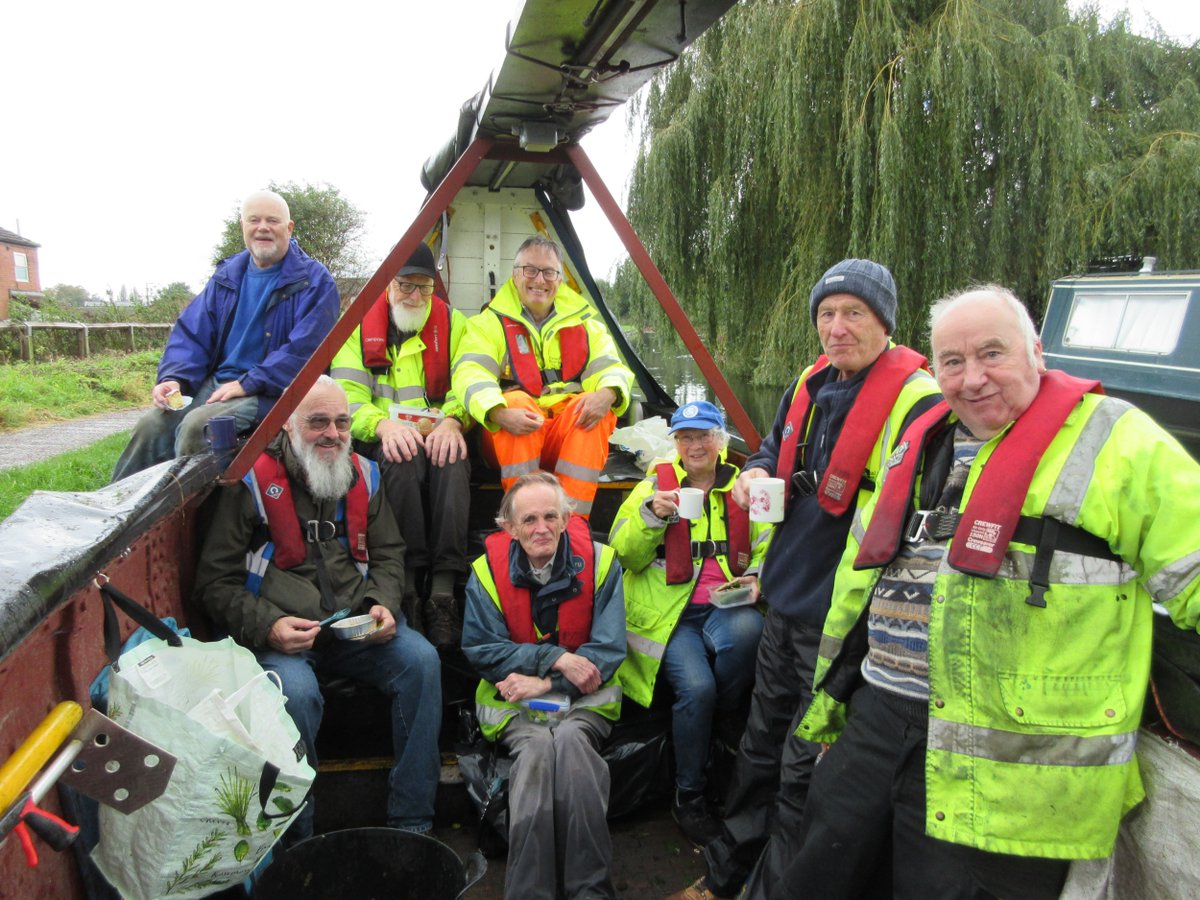 Thank you to Richard Parry, Chief Executive of the Canal &amp; River Trust, (top row on right) who volunteered for a canal clean-up on Python on Friday. tinyurl.com/tdcwr4t2