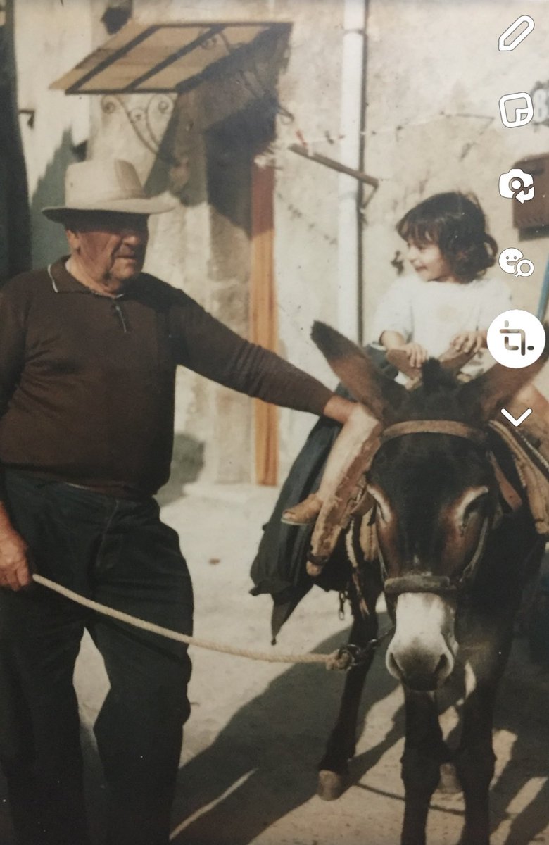 Agata2bSavelli's tweet photo. Quarant’anni fà, à u paese, davanti à a vechja casa, cù Babbò Ghuva ❤️ https://t.co/Ue3S2OzONQ