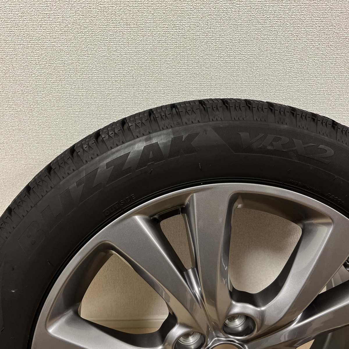 CX_3O's tweet photo. BS BLIZZAK 215/55R18
溝8mm 4000キロほど走行 2020年式
欲しい方いらっしゃいませんか〜🥺 https://t.co/FQG7PR4Mga