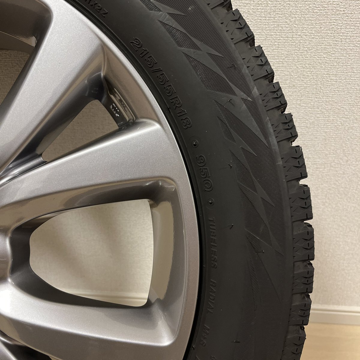 CX_3O's tweet photo. BS BLIZZAK 215/55R18
溝8mm 4000キロほど走行 2020年式
欲しい方いらっしゃいませんか〜🥺 https://t.co/FQG7PR4Mga