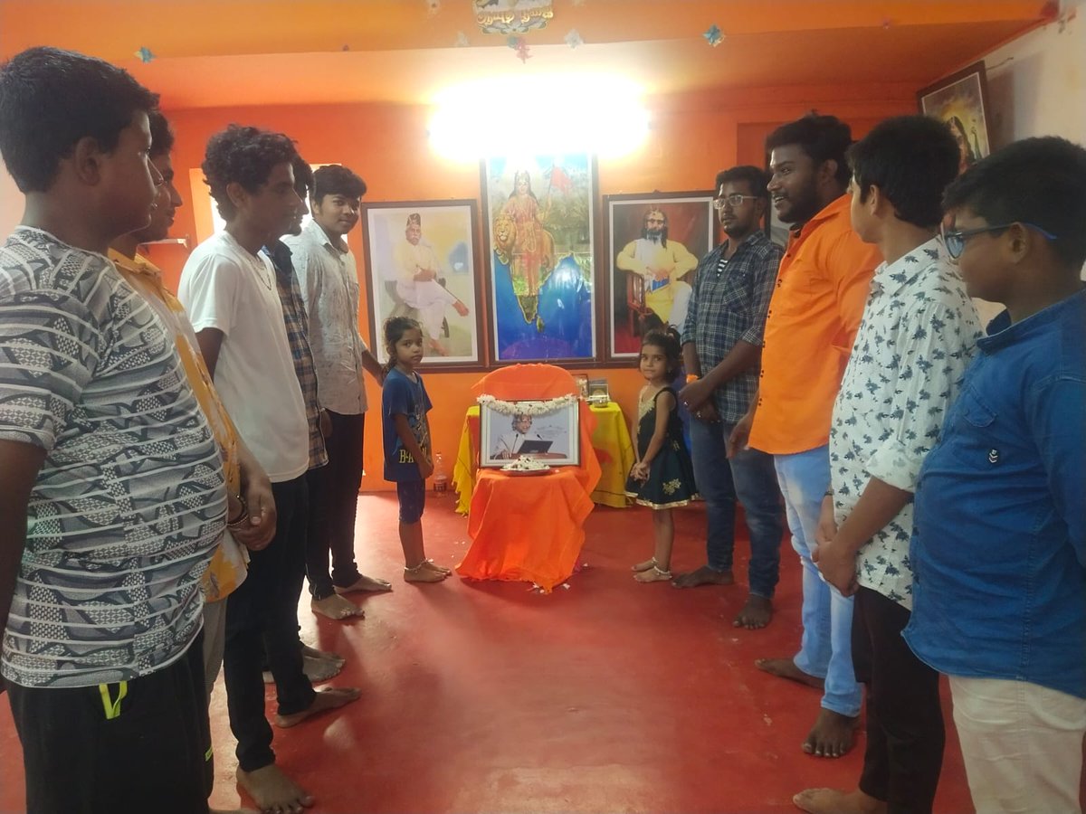 hindumunnani_tn's tweet photo. #தருமபுரி மாவட்ட, இந்து இளைஞர் முன்னணி சார்பாக DR. APJ. அப்துல்கலாம் அவர்களின் பிறந்த தினம், தேசிய அர்ப்பணிப்பு தினமாக கொண்டாடப்பட்டது..
#APJ #APJAbdulKalam #HYF #தேசியஅர்ப்பணிப்புதினம் #DedicationDay #HinduMunnani #இந்துமுன்னணி #Dharmapuri https://t.co/ROc7eJPYpX