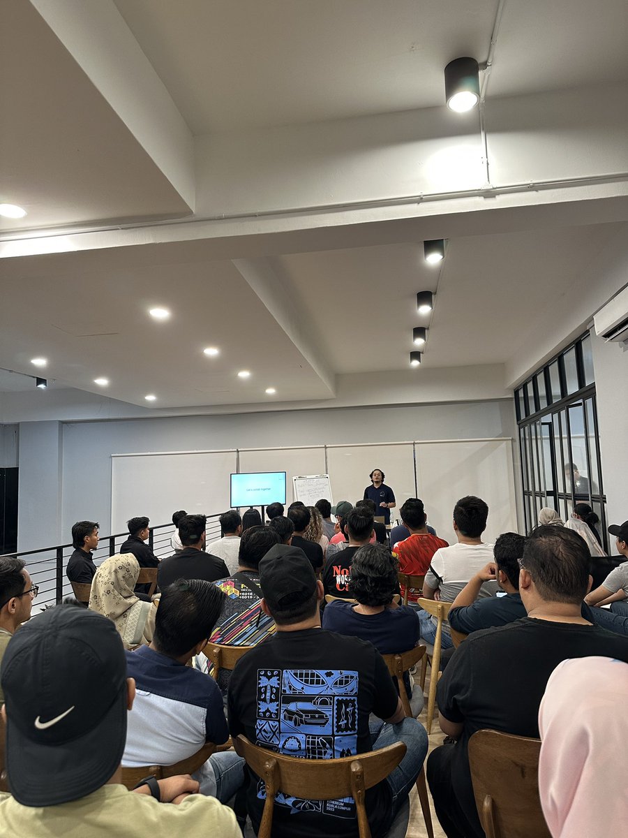 Live! 

Nice crowd! Keep em coming guys 💪🏼