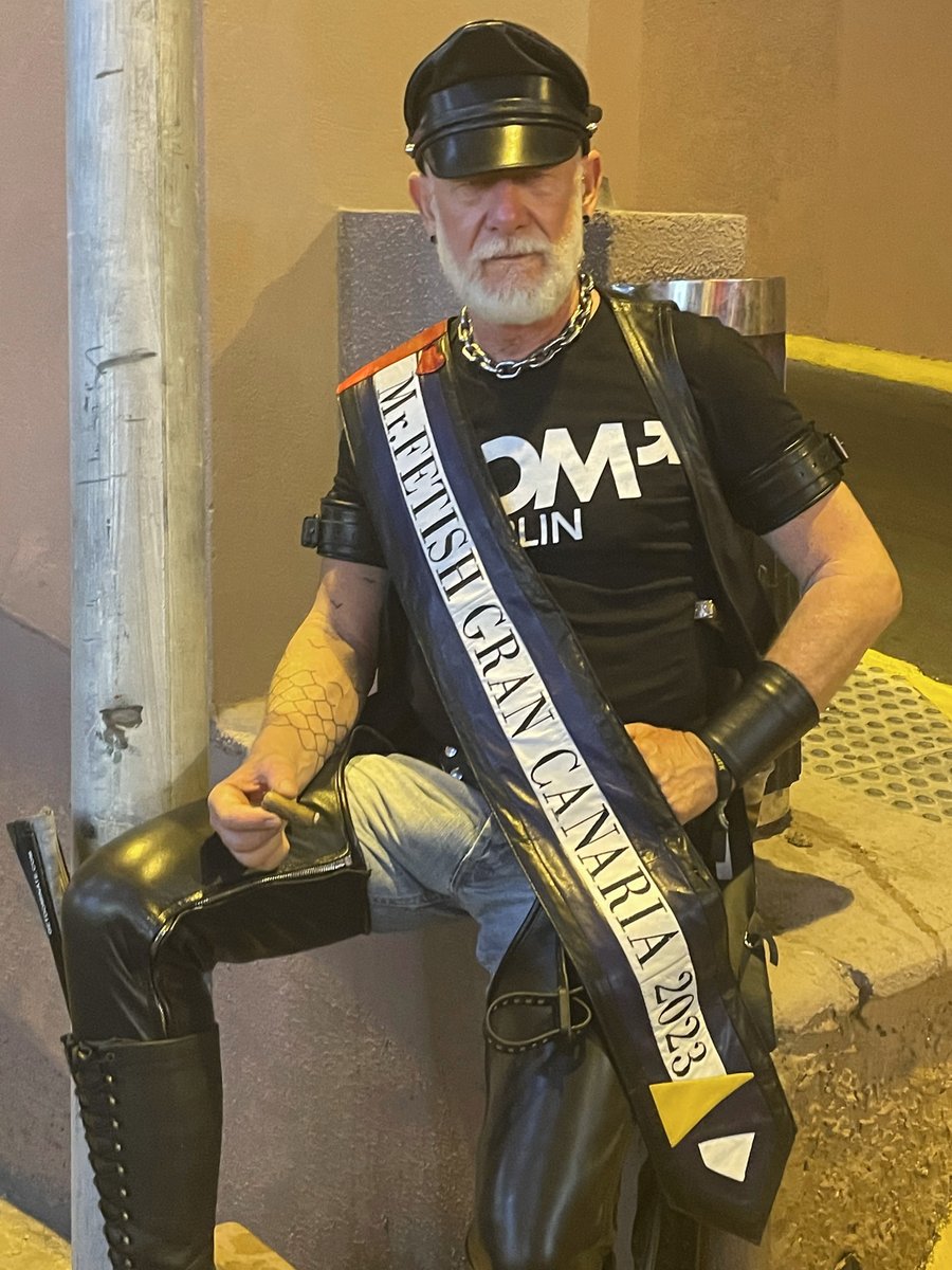 MasterTopXXL1's tweet photo. A little break between the events. Una pequeña pausa entre los eventos photo @blackrubberfun #spanishlfc #fetishweek #fetishpride #grancanaria #kikibar #yumbocenter #misterfetishgrancanaria #lgbtq #leatherman #hombredecuero #hombredebarba #lamerbotas #bootas #blf #easterberlin https://t.co/27YXouiPzn