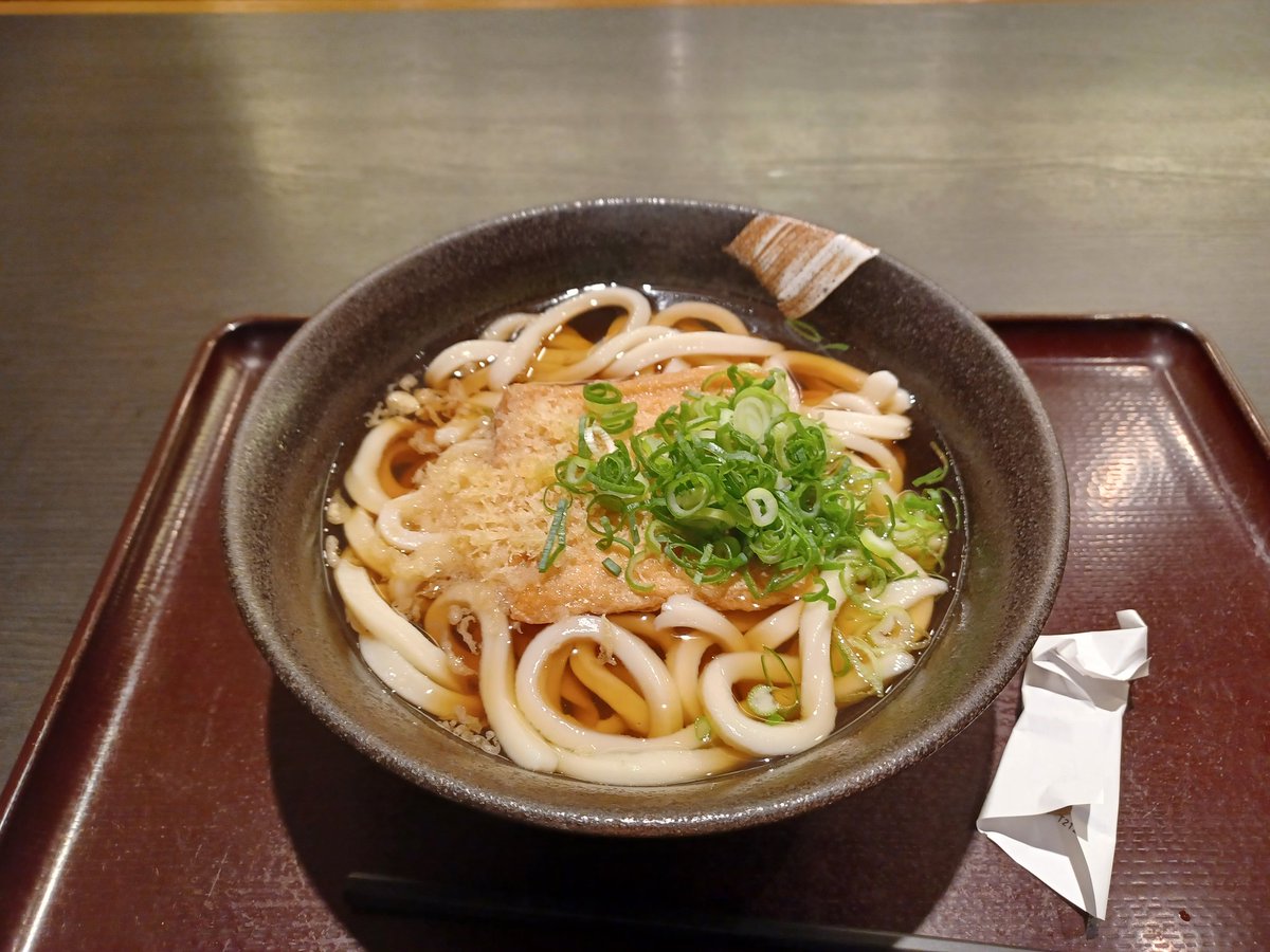 uno1870's tweet photo. 発車まで時間があるので
酔いざましに、けつねうろん。 https://t.co/CjOwaabOKj